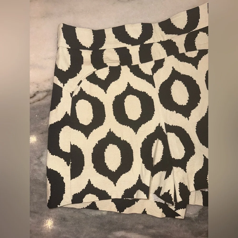 EUC Anthropologie Cartonnier Size 6 Black and‎ Cream Patterned Women's Shorts